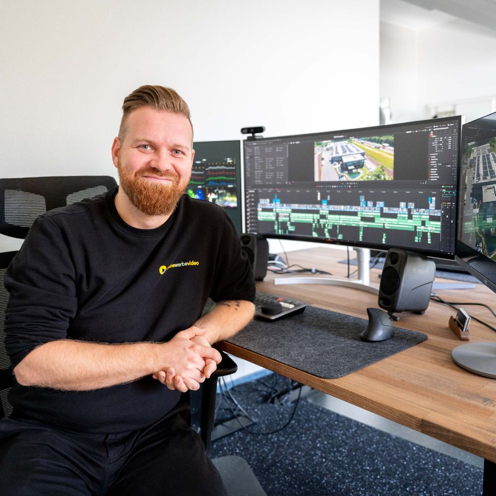 Der Gründer von der Videoproduktionsfirma Onlinewerbevideo Philipp Züchner bearbeitet ein großes Video Projekt an drei Monitoren mit Schnittprogrammen, professionelle Videoproduktion Dresden für hochwertige Videobearbeitung