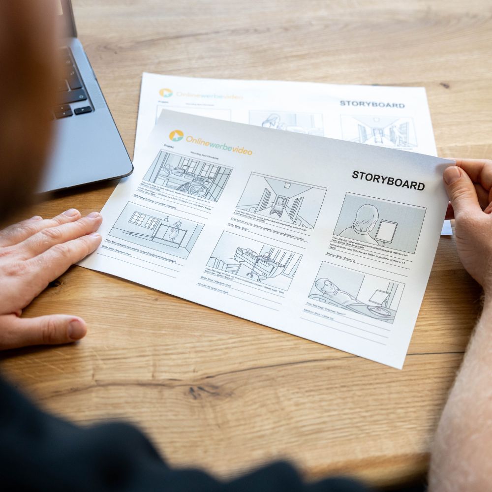 Storyboard für den Kunden von der Videoproduktion-Agentur aus Dresden Onlinewerbevideo, aufgenommen aus Kameraperspektive, gefilmt mit dem Handy des Mitarbeiters, Mitarbeiter selbst nicht sichtbar, Fokus auf Konzept und Planung.